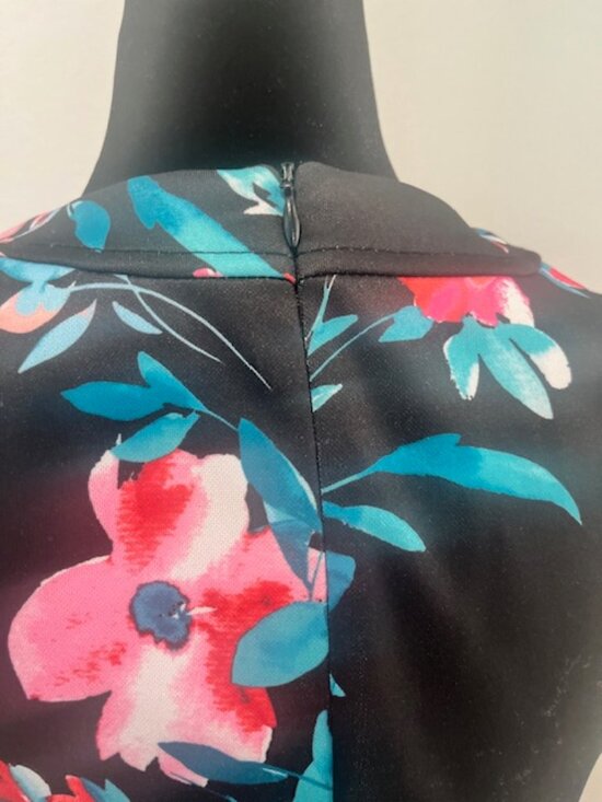 Vince Camuto Chic Dark Floral Cocktail Dress – Size Small ✨ - Picture 14 of 16